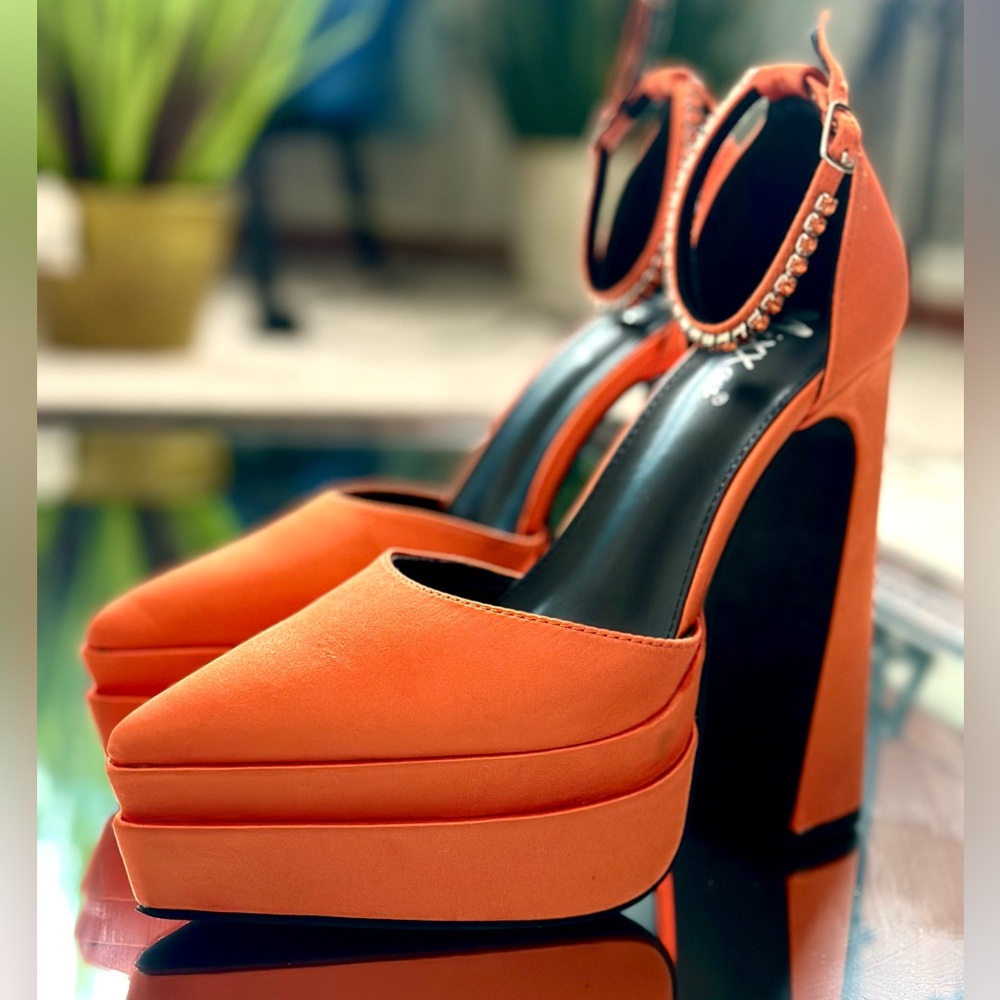 Orange platform, high heel. Size 7. New